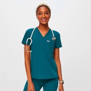 Figs scrub top Catarina in Caribbean Blue